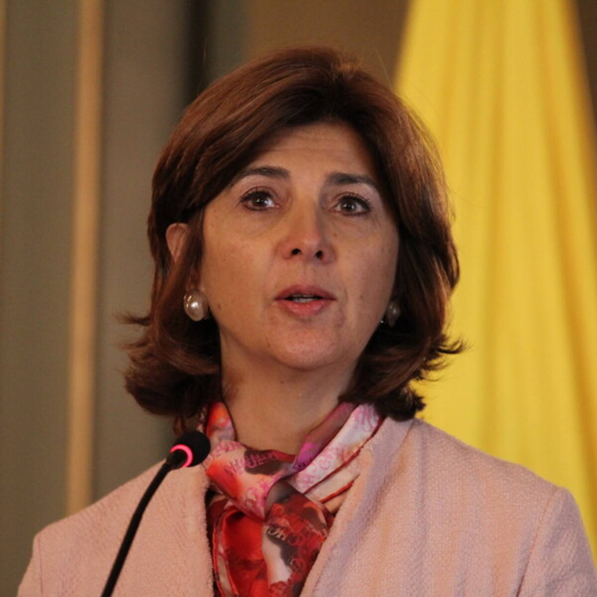 “Debemos votar por la decencia, no por el que promete trenes aéreos”: María Ángela Holguín sobre Sergio Fajardo