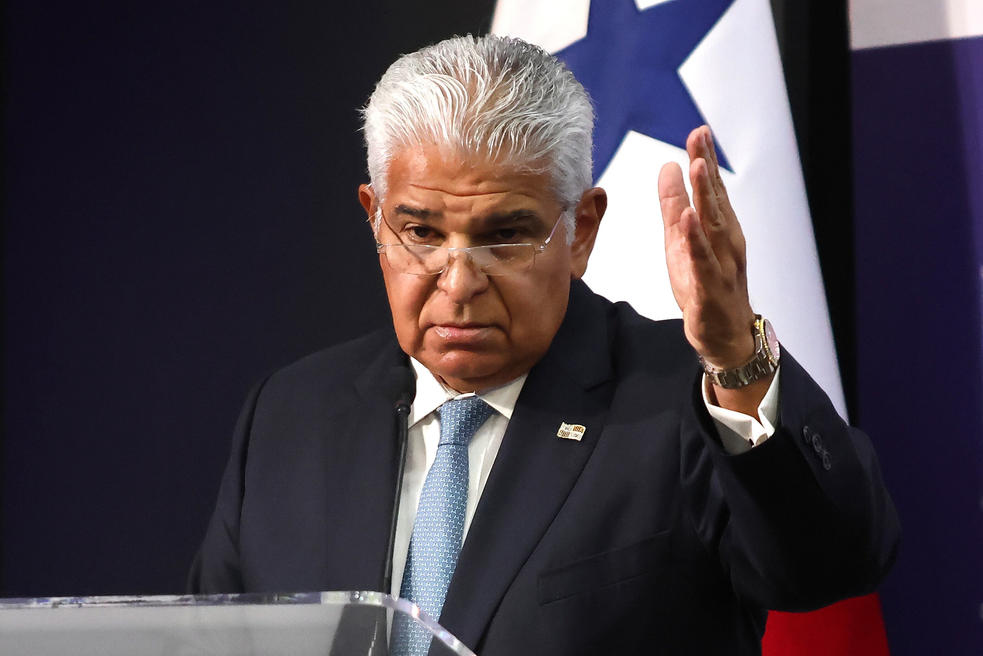 AME6222. CIUDAD DE PANAMÁ (PANAMÁ), 02/02/2025.- El presidente panameño, José Raúl Mulino, habla en una rueda de prensa tras reunirse con el secretario de Estado de Estados Unidos, Marco Rubio, este domingo en Ciudad de Panamá (Panamá). Mulino informó que en la reunión con Rubio, le trasladó que "la soberanía de Panamá no está en cuestión". EFE/ Gabriel Rodríguez