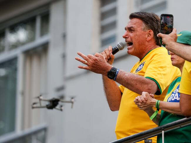 AME2288. SAO PAULO (BRASIL), 25/02/2024.- El expresidente brasileño Jair Bolsonaro (2019-2022) participa en una movilización donde reunió a miles de seguidores para darse su primer baño de masas desde que dejó el poder a finales de 2022, y defenderse de las investigaciones por un supuesto intento de golpe de Estado, este domingo, en Sao Paulo (Brasil). Subido a un camión instalado en plena Avenida Paulista, la más emblemática de la ciudad, Bolsonaro negó la existencia de una trama golpista, se dijo víctima de una persecución, y criticó los abusos de algunos. EFE/ Sebastiao Moreira