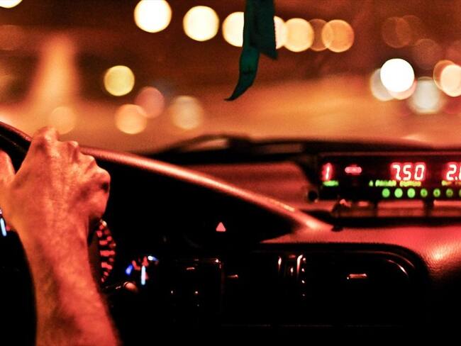 Un grupo de taxistas en España movilizan de manera gratuita al personal médico en medio de la pandemia por el coronavirus. Foto: Getty Images