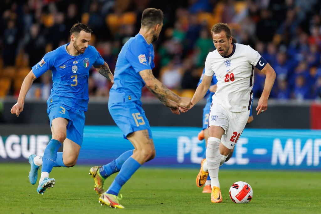 Harry Kane de Inglaterra con Federico Gatti y Francesco Acerbi de Italia. (Photo by Marc Atkins/Getty Images)