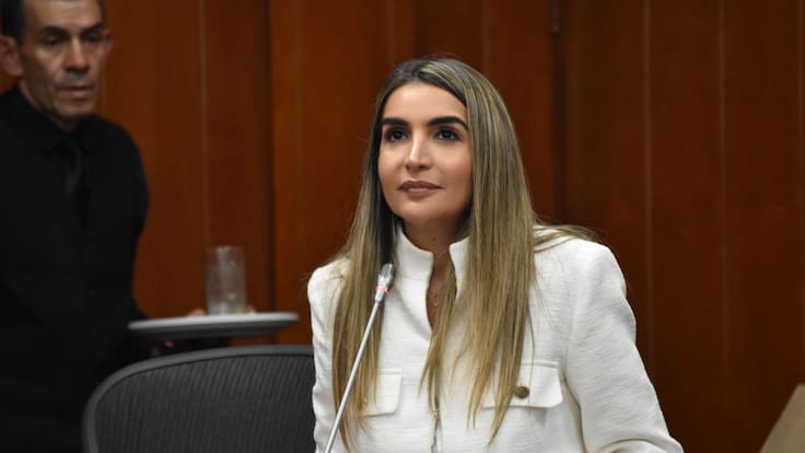 Senadora Nadia Blel denunció acoso de seguidores del Gobierno frente a su residencia