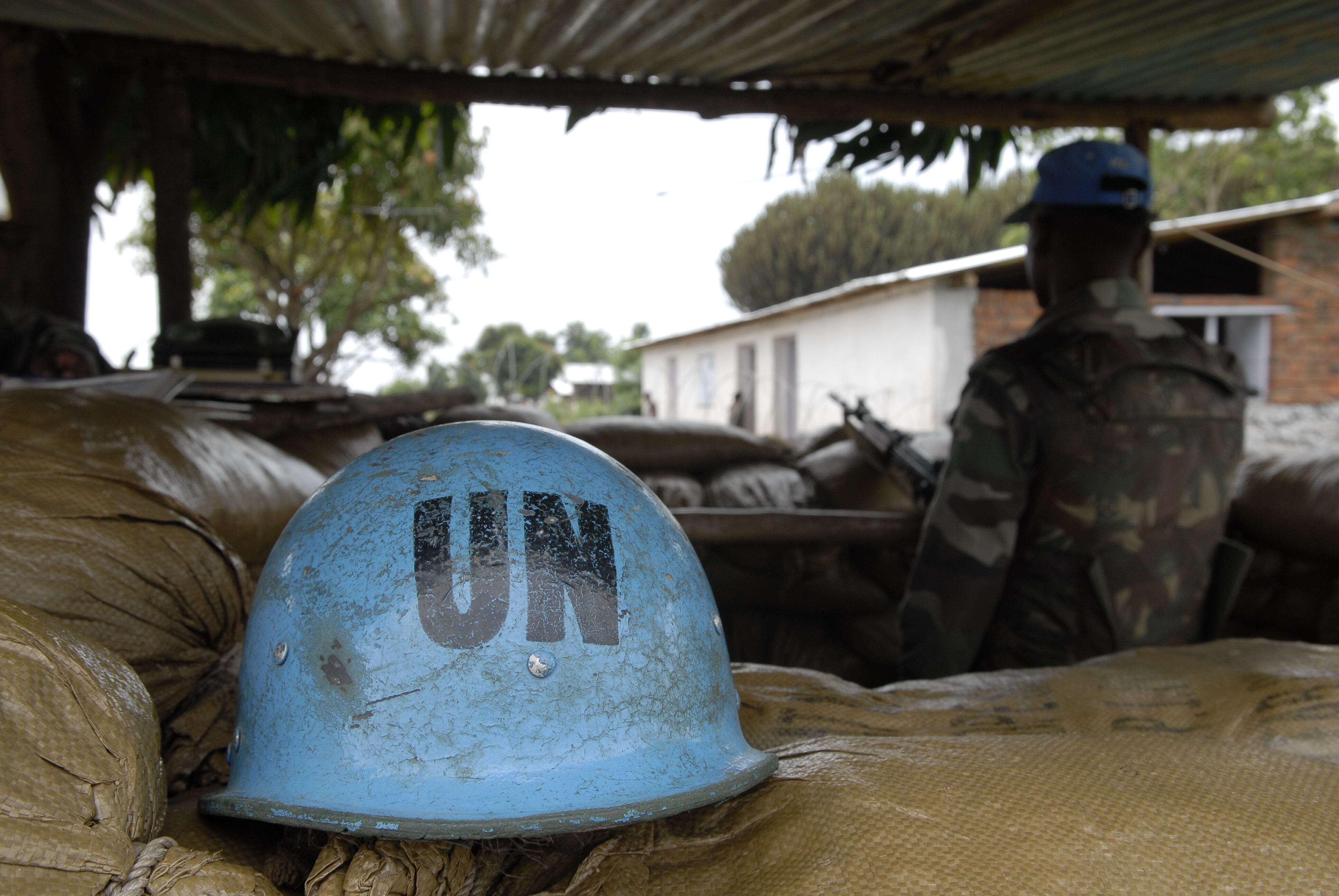 Casco de soldado de la ONU en RDC. Foto: Eddie Gerald / Getty Images