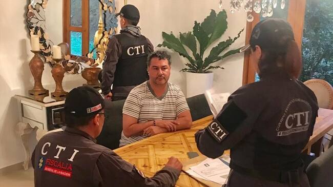 El operativo se desarrolló en la madrugada de este 18 de octubre, en la vivienda de Edison García, alcalde de Barbosa. Foto: Isabel Escobar (W Radio)