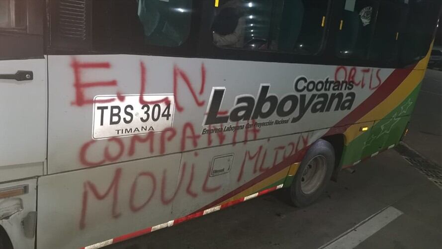 Varios vehículos de servicio público de pasajeros fueron pintados con mensajes alusivos al ELN. Foto: Sur Noticias PC