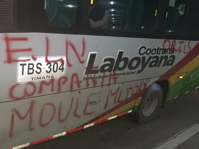 Varios vehículos de servicio público de pasajeros fueron pintados con mensajes alusivos al ELN. Foto: Sur Noticias PC