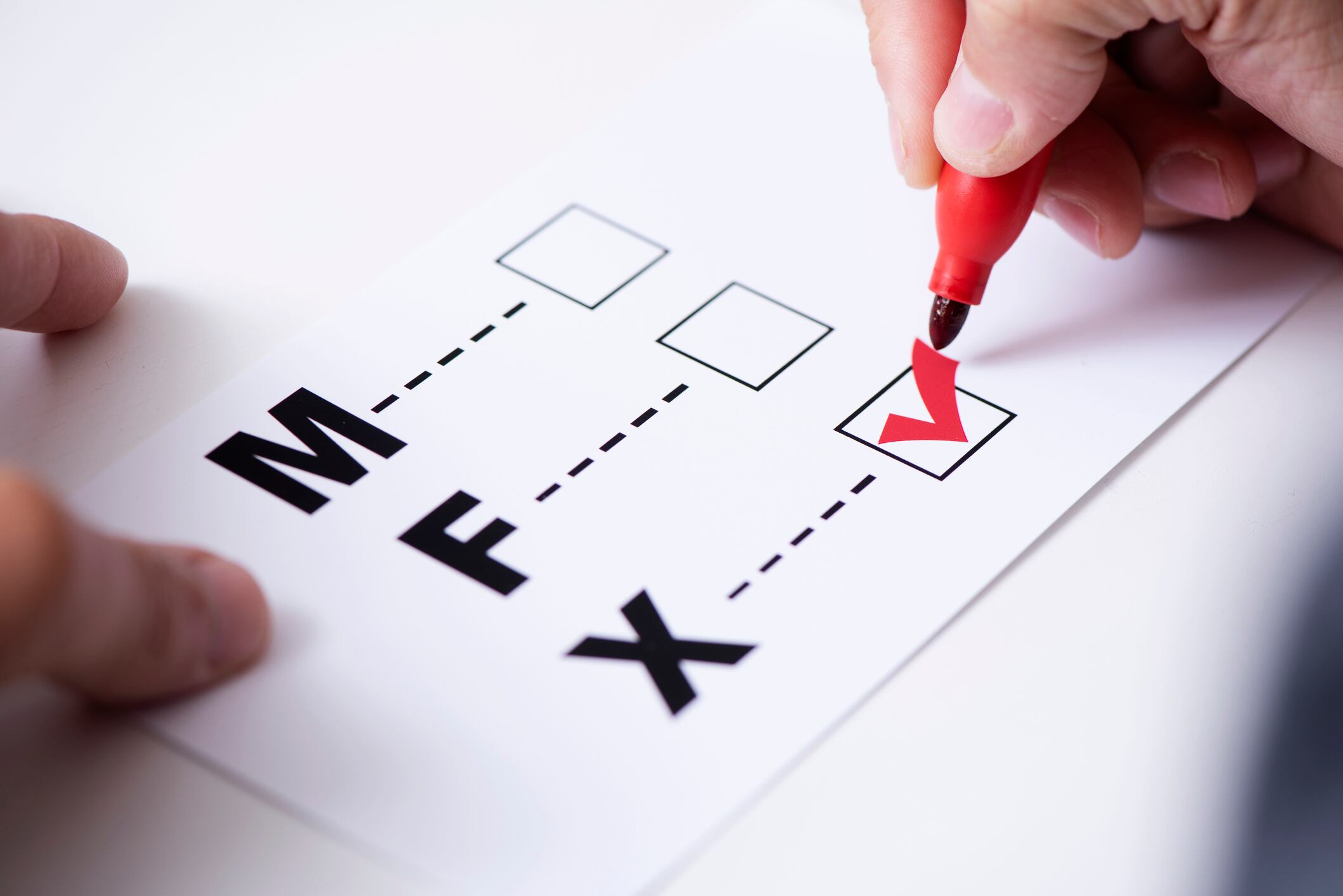 Cancillería ha expedido más de 10 pasaportes para personas con género no binario, imagen de referencia. Foto: Getty Images