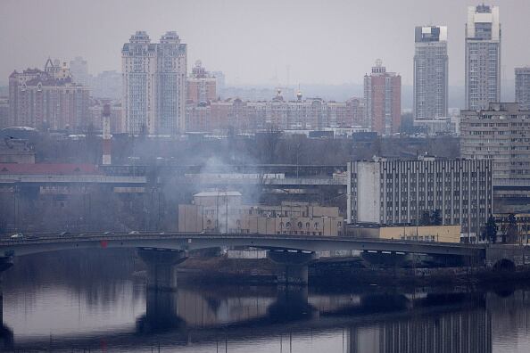 El humo se eleva desde el exterior de un edificio de inteligencia este 24 de febrero de 2022 en Kiev, Ucrania. Foto: Getty