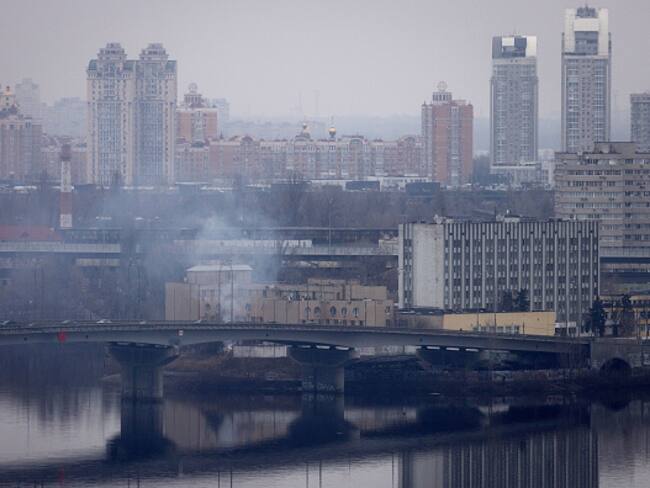 El humo se eleva desde el exterior de un edificio de inteligencia este 24 de febrero de 2022 en Kiev, Ucrania. Foto: Getty
