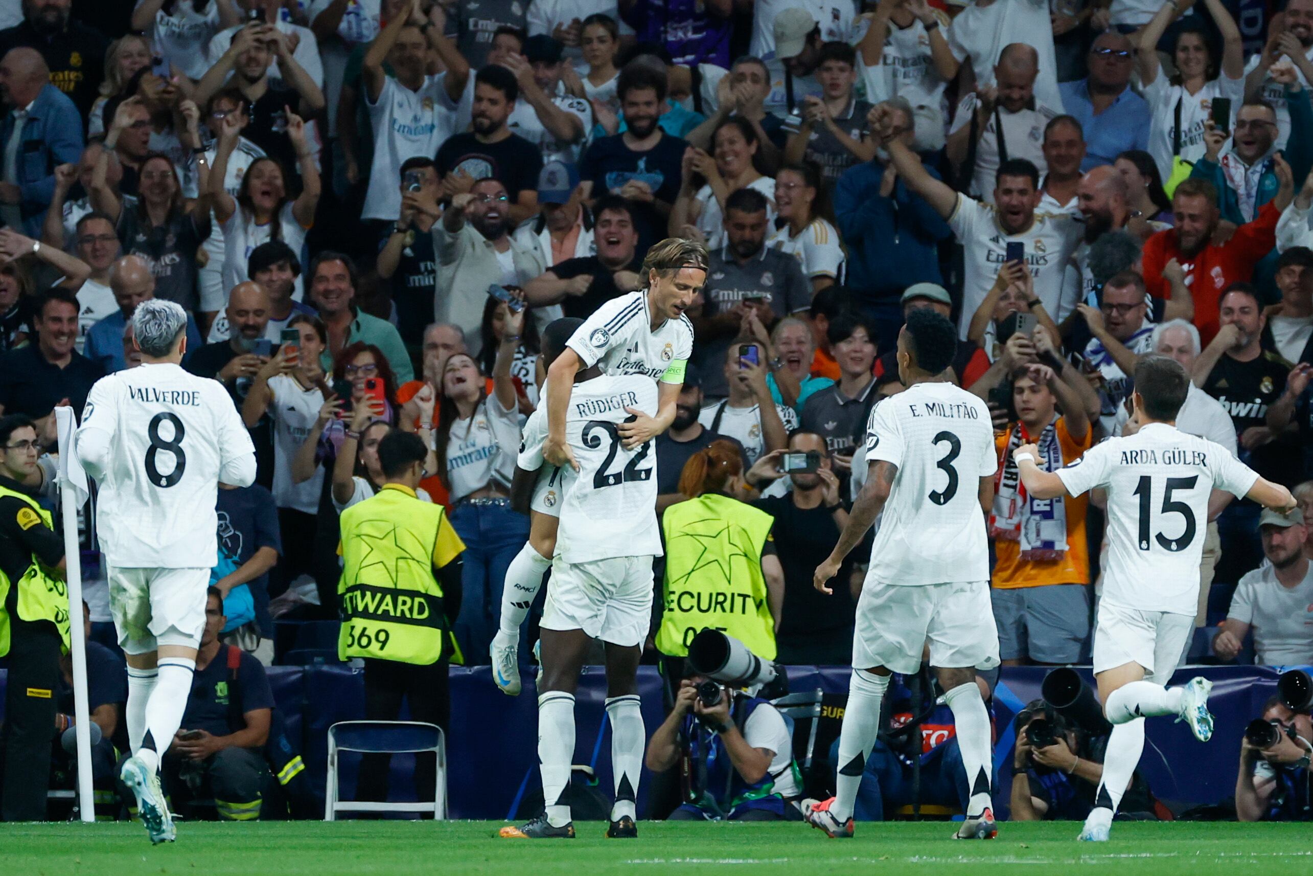 MADRID, 17/09/2024.- Los jugadores del Real Madrid celebran el segundo gol del equipo blanco durante el encuentro correspondiente a la primera jornada de la Liga de Campeones que Real Madrid y Vfb Stuttgart disputan hoy martes en el estadio Santiago Bernabéu, en Madrid. EFE / Juanjo Martín.