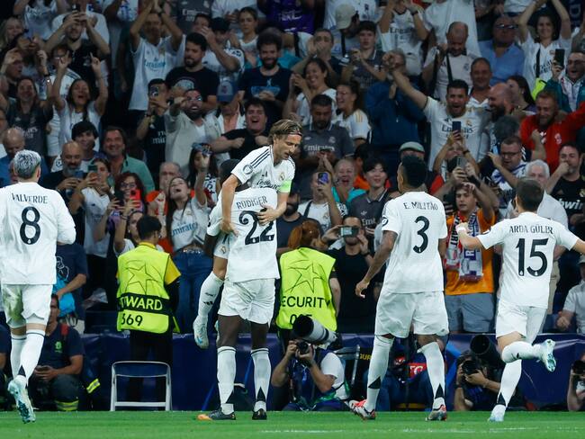 MADRID, 17/09/2024.- Los jugadores del Real Madrid celebran el segundo gol del equipo blanco durante el encuentro correspondiente a la primera jornada de la Liga de Campeones que Real Madrid y Vfb Stuttgart disputan hoy martes en el estadio Santiago Bernabéu, en Madrid. EFE / Juanjo Martín.