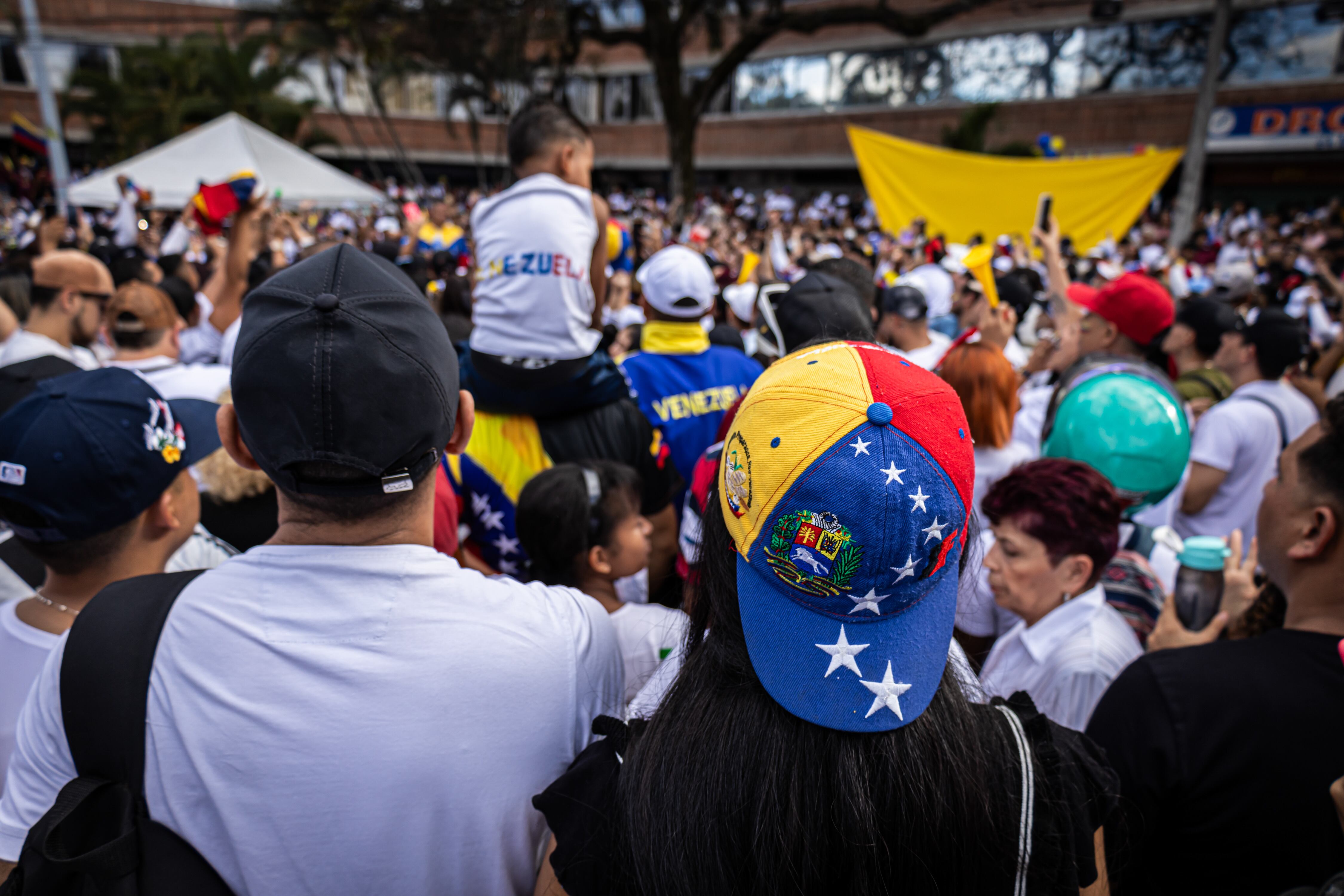 Ciudadanos venezolanos en Colombia visten ropa patriótica y se maquillan durante las elecciones presidenciales de Venezuela, en Medellín, el 28 de julio de 2024. Juan J. Eraso / Getty Images