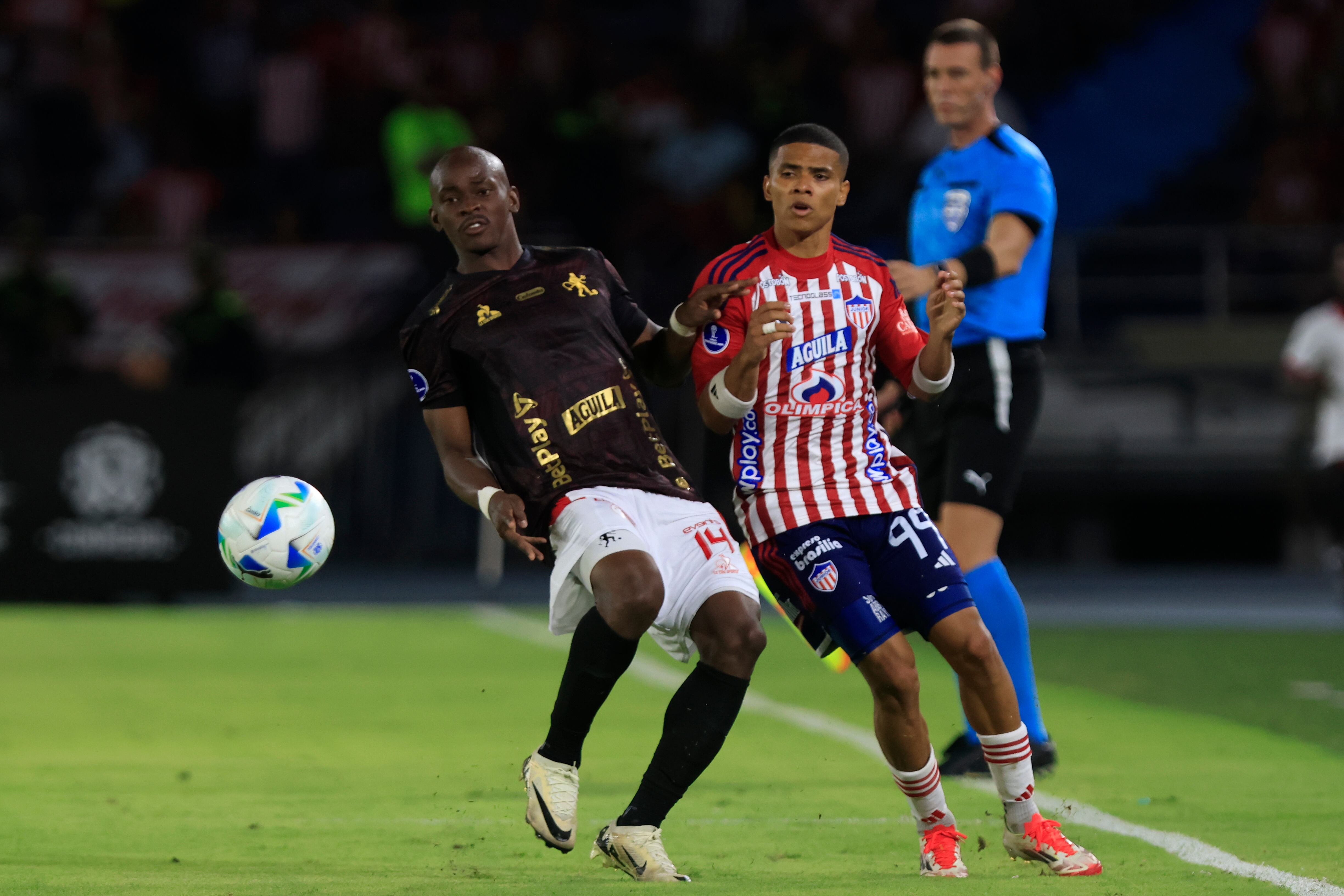 AMDEP3339. BARRANQUILLA (COLOMBIA), 06/03/2025.- José Enamorado (d) de Junior disputa un balón con Marcos Mina de América este jueves, en un partido de la Copa Sudamericana entre Junior de Barranquilla y América de Cali en el estadio Metropolitano Roberto Meléndez en Barranquilla (Colombia). EFE/ Ricardo Maldonado Rozo