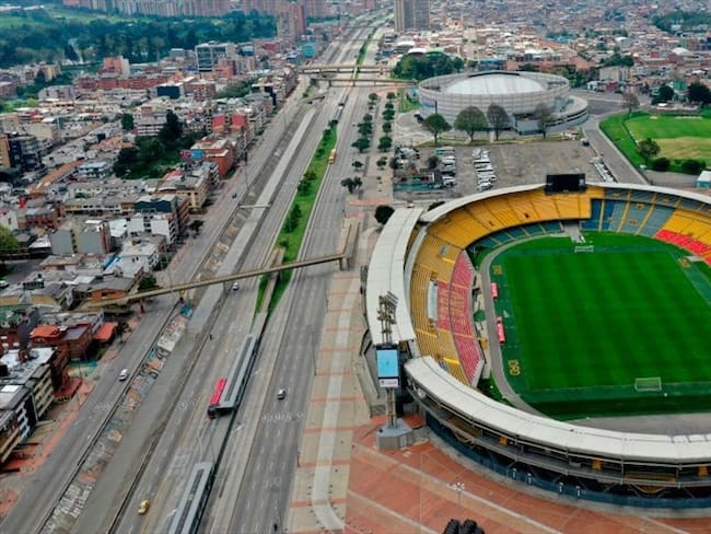 En medio de una rueda de prensa, la Alcaldía de Bogotá anunció el regreso de los hinchas a los estadios. Foto: Getty Images / RAUL ARBOLEDA