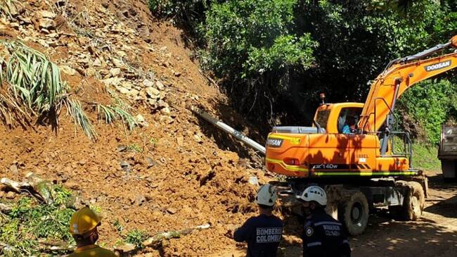 El gobernador Aníbal Gaviria ya llegó a lugar de la emergencia para liderar las labores de rescate. Foto: Twitter: @DagranAntioquia
