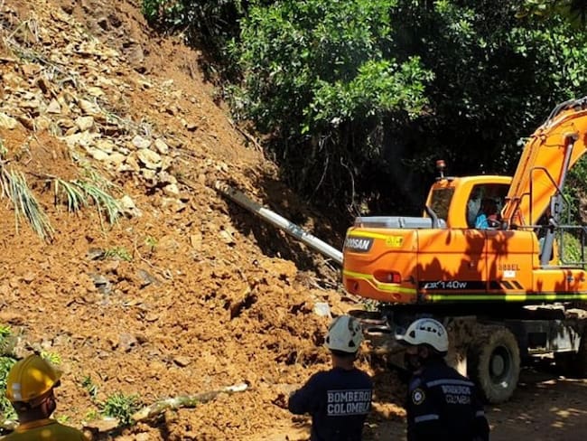 El gobernador Aníbal Gaviria ya llegó a lugar de la emergencia para liderar las labores de rescate. Foto: Twitter: @DagranAntioquia