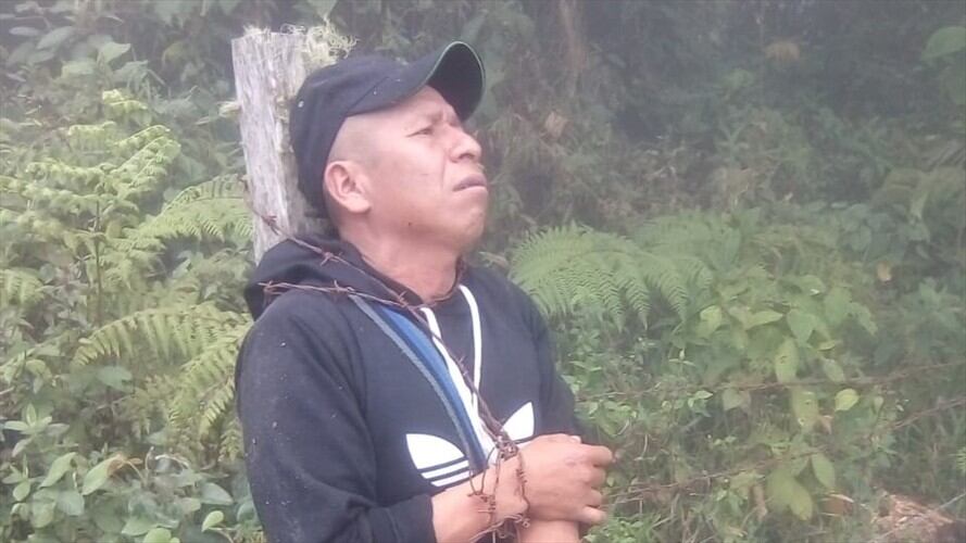 El dirigente fue amarrado a un poste con alambre de púas y abandonado. Foto: Cric