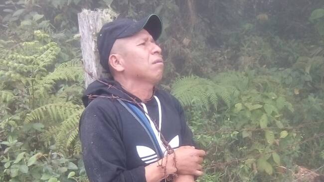 El dirigente fue amarrado a un poste con alambre de púas y abandonado. Foto: Cric