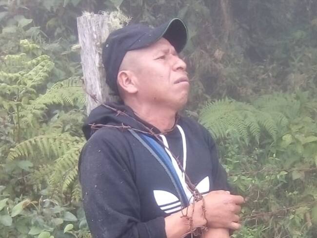 El dirigente fue amarrado a un poste con alambre de púas y abandonado. Foto: Cric