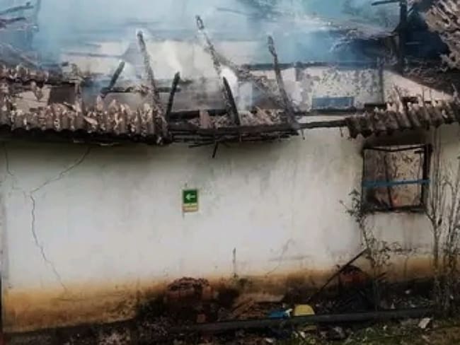 El último hecho violento se registró en la finca Altamira, corregimiento de Uribe, cuando sujetos armados incineraron la vivienda propiedad de Cartón de Colombia. Crédito: Red de Apoyo.