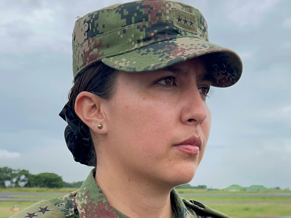 Video: capitán de Ejército, primera mujer en realizar misiones de combate en un Black Hawk
