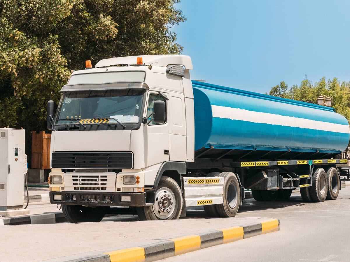 Emiratos Árabes envía cuatro camiones cisterna para succionar aguas residuales en Gaza