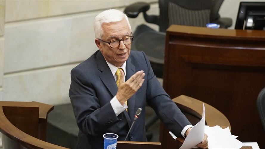 Jorge Enrique Robledo revivió la polémica por los "bonos de agua" o "bonos Carrasquilla" por cuenta de un informe de la Contraloría. Foto: Colprensa