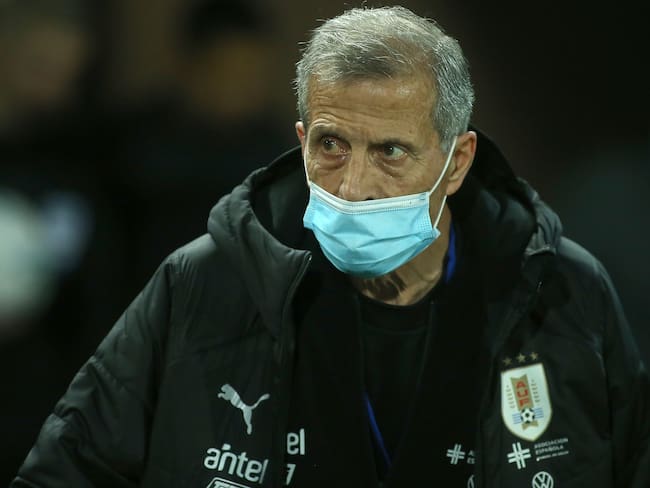 MONTEVIDEO, URUGUAY - SEPTEMBER 09: Head coach of Uruguay Oscar Tabarez looks on before a match between Uruguay and Ecuador as part of South American Qualifiers for Qatar 2022 at Campeon del Siglo Stadium on September 9, 2021 in Montevideo, Uruguay. (Photo by Ernesto Ryan/Getty Images)