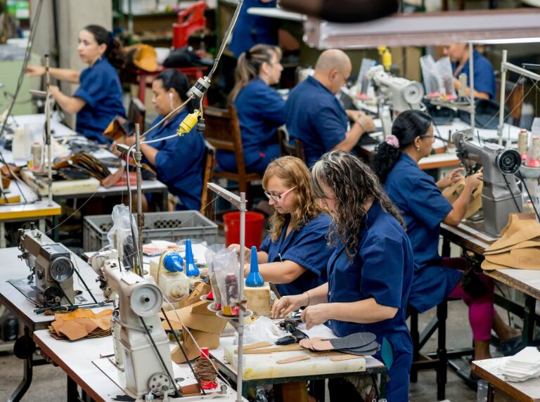 Colombianos trabajando en empresa de textil (Getty Images)