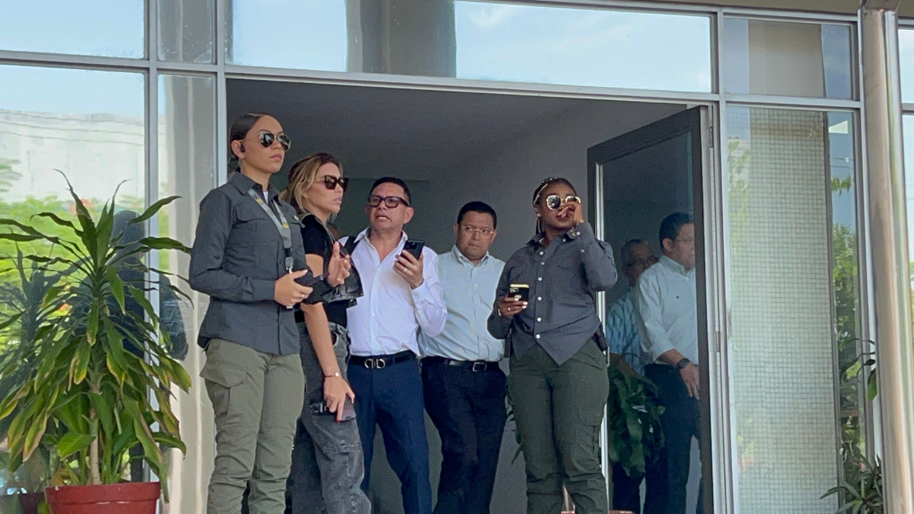 Daysuris Vásquez, expareja de Nicolás Petro, saliendo de la diligencia de versión libre con la Sala de Instrucción de la Corte Suprema en Barranquilla. Foto: W Radio.