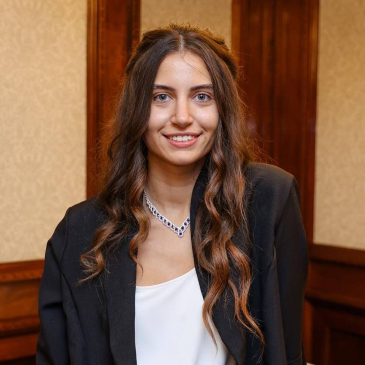 “No es desventaja”: Melissa Raouf llegó a la final de Miss Inglaterra sin maquillaje