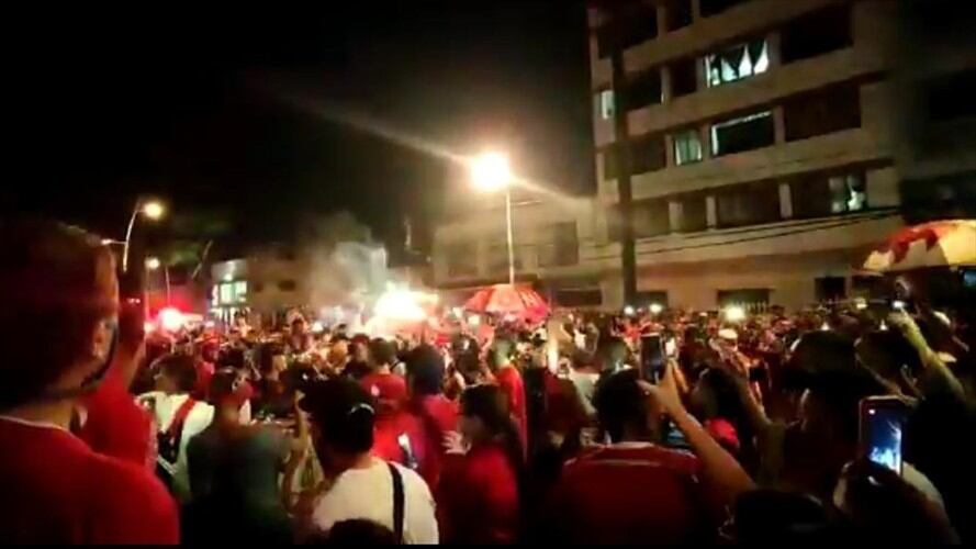 La hinchada del equipo escarlata se dio cita a las afueras del estadio Olímpico Pascual Guerrero. Foto: Cortesía