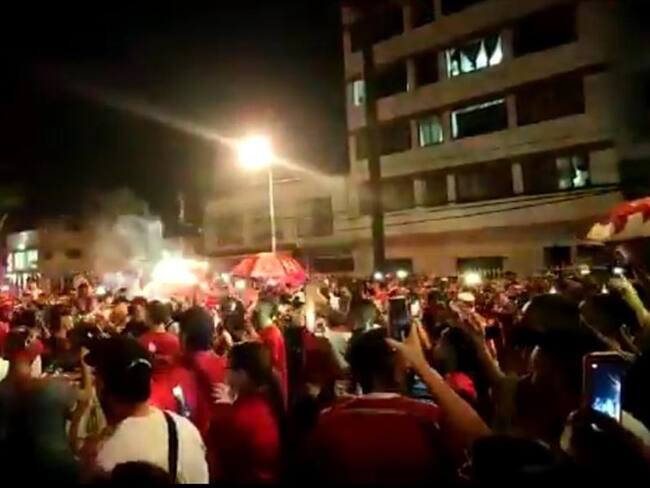 La hinchada del equipo escarlata se dio cita a las afueras del estadio Olímpico Pascual Guerrero. Foto: Cortesía