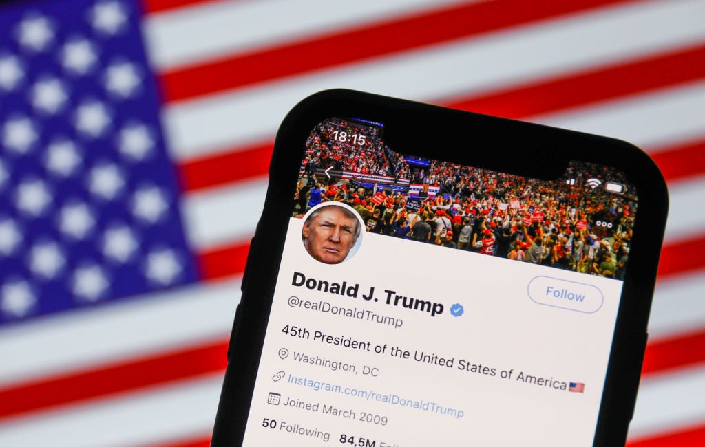Twitter de Donald Trump (Photo Illustration by Jakub Porzycki/NurPhoto via Getty Images)