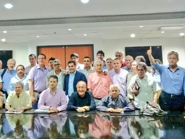 Reunión de alcalde Rodolfo Hernández con ambientalistas que rechazan la minería en zona aledaña al páramo. Foto: Alcaldía de Bucaramanga