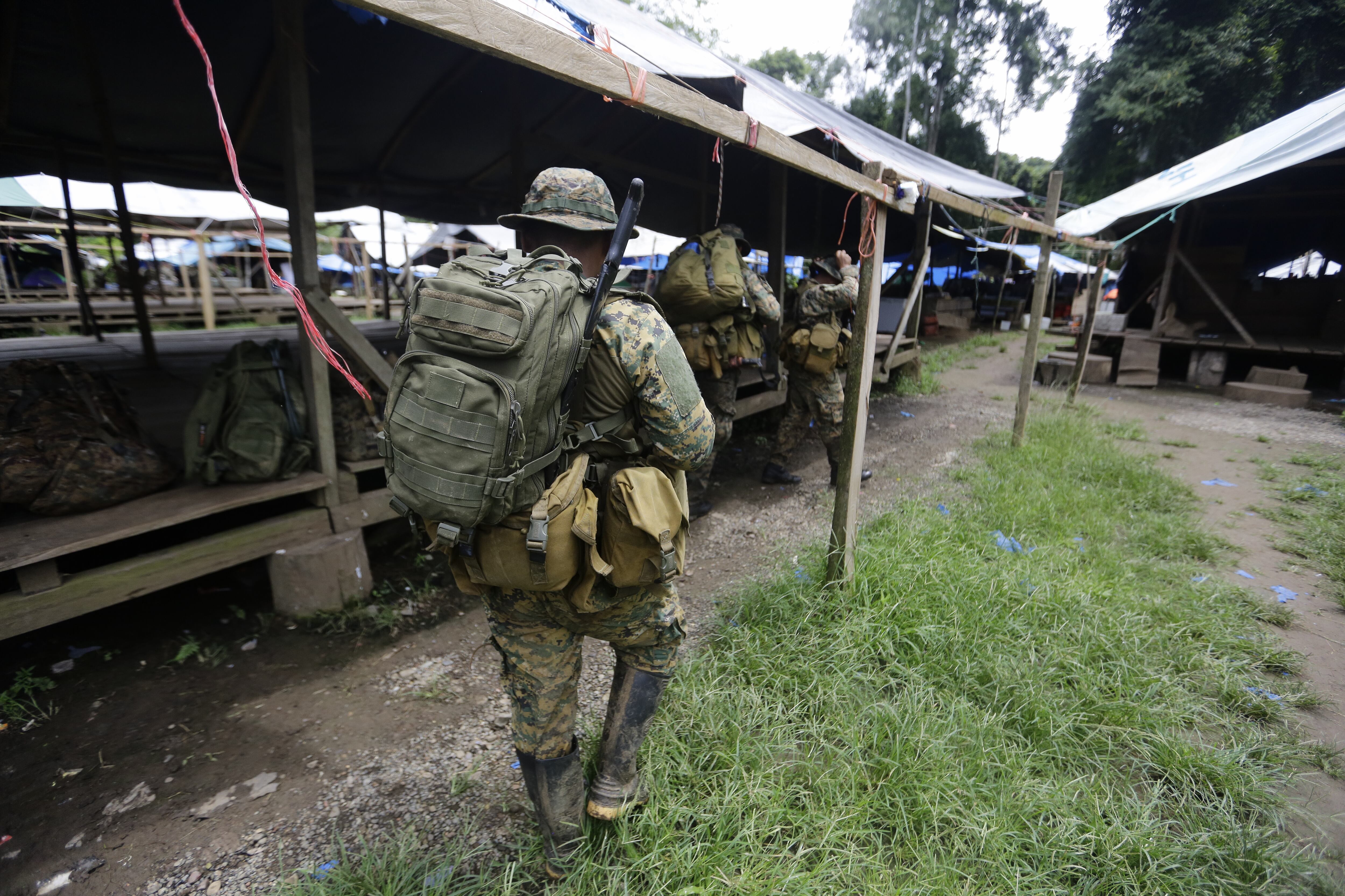 Unidades del Servicio Nacional de Fronteras panameño dieron este sábado con un campamento en plena selva de Darién, frontera natural entre Colombia y Panamá, en el que se vendían "ilegalmente" víveres y servicios a migrantes irregulares que cruzan esa peligrosa jungla en su viaje hacia Norteamérica. EFE/Carlos Lemos