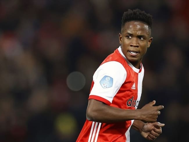 El futbolista colombiano Luis Sinisterra estará entre seis y ocho meses de baja por una grave lesión de rodilla. Foto: Getty Images