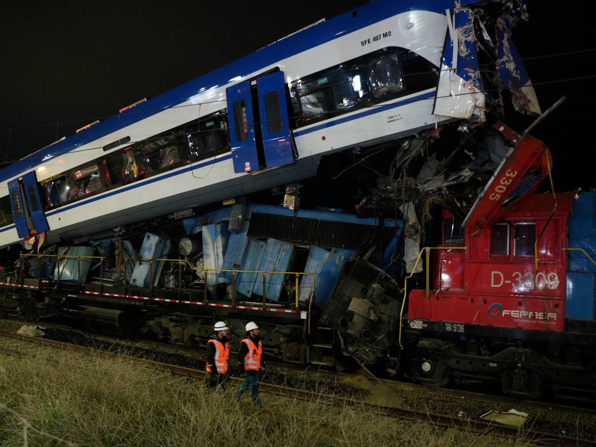 Al menos dos muertos en un choque de trenes en la capital de Chile