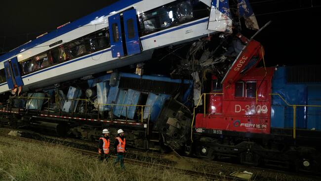 SANTIAGO DE CHILE, 20/06/2024.- Al menos dos personas murieron tras colisionar esta madrugada dos locomotoras en la comuna de San Bernardo, en el sur de la capital chilena, informaron fuentes oficiales. Según la hipótesis de la Fiscalía Metropolitana Occidente el choque se produjo cuando un tren de carga que transportaba cobre embistió a un tren de pasajeros vacío que a esa hora de la madrugada estaba haciendo pruebas de velocidad debido a un fallo de coordinación en la estación central encargada de vigilar el tráfico ferroviario. En la colisión perecieron ambos maquinistas y nueve personas más resultaron heridas, varias de ellas graves pero sin riego de vida, entre ellas cuatro ciudadanos chinos que asesoraban en las pruebas de la locomotora de pasajeros, detalló la fuente. EFE/ Elvis Gonzalez