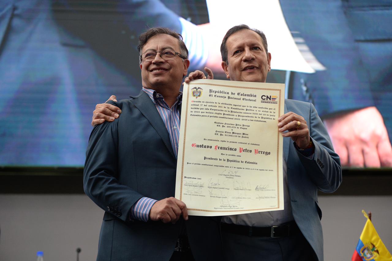 Gustavo Petro recibió credencial como presidente electo. Foto: Prensa Petro