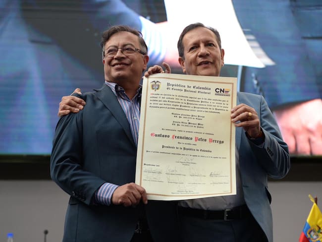 Gustavo Petro recibió credencial como presidente electo. Foto: Prensa Petro