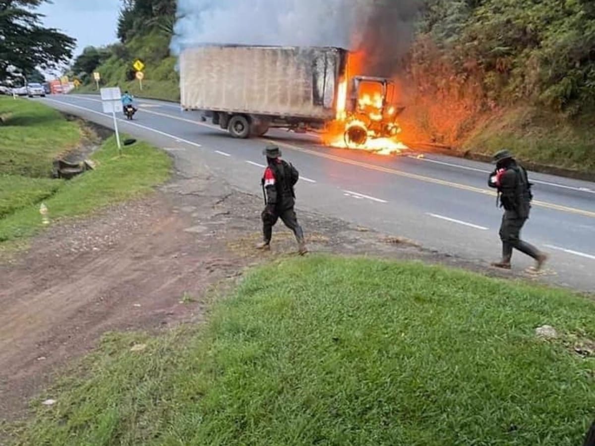 El paro armado del ELN en el Cauca inició con la incineración de un vehículo