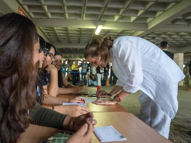 La esposa del presidente de Ecuador Daniel Noboa, Lavinia Valbonesi vota durante la jornada electoral este domingo en Guayaquil (Ecuador). FOTO: EFE/Mauricio Torres