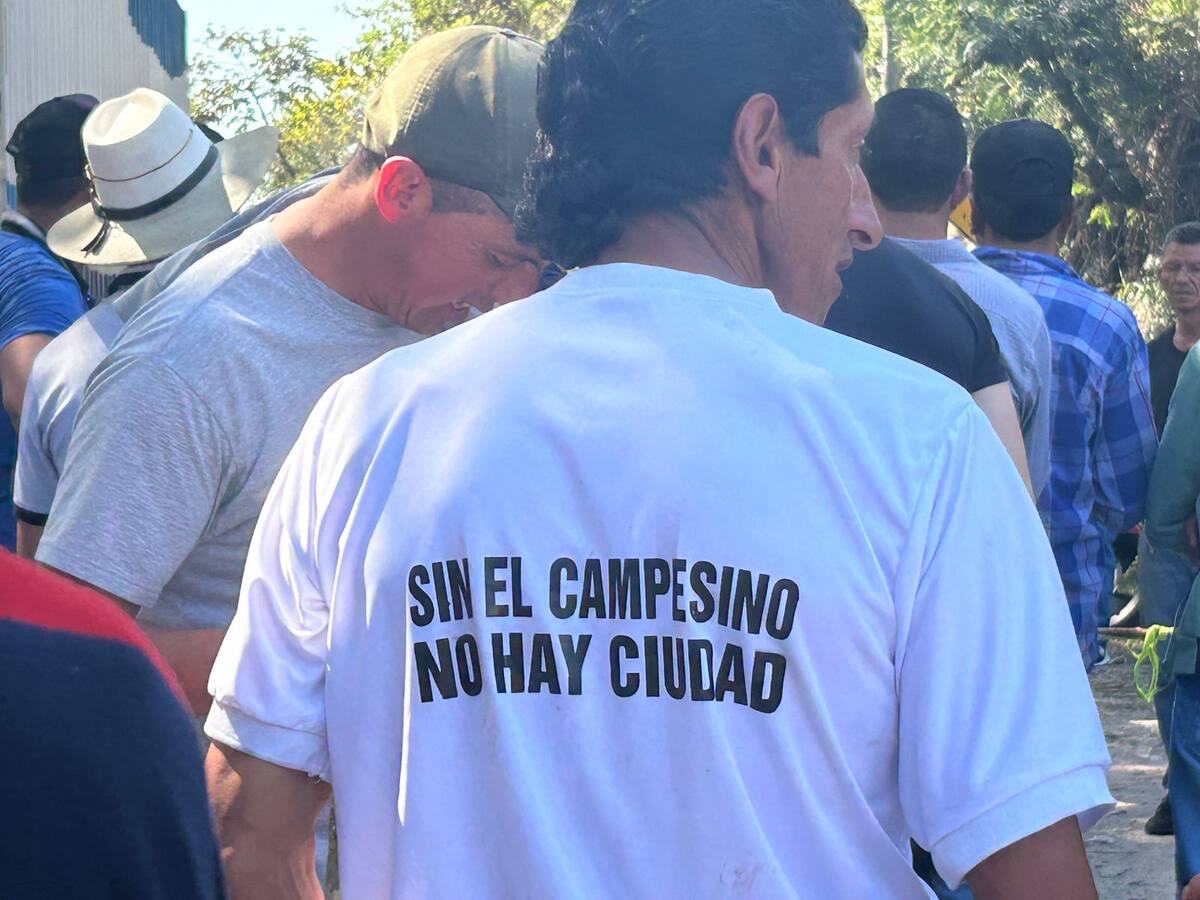 Se mantienen bloqueadas dos vías en Santander por paro de campesinos