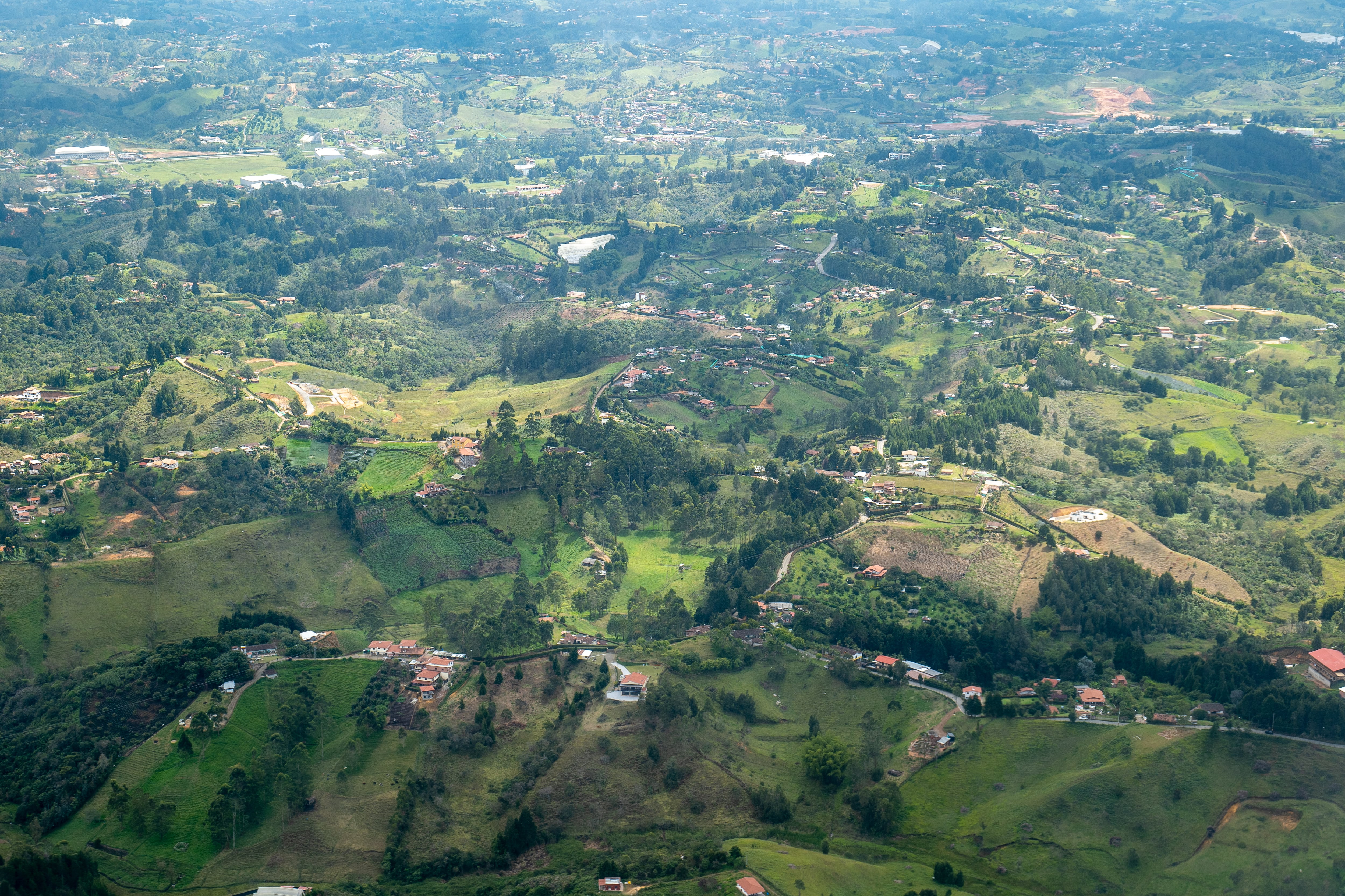 Vista aérea de montañas y viviendas en Colombia (GettyImages)