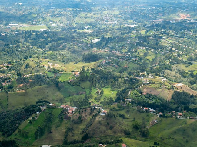 Vista aérea de montañas y viviendas en Colombia (GettyImages)