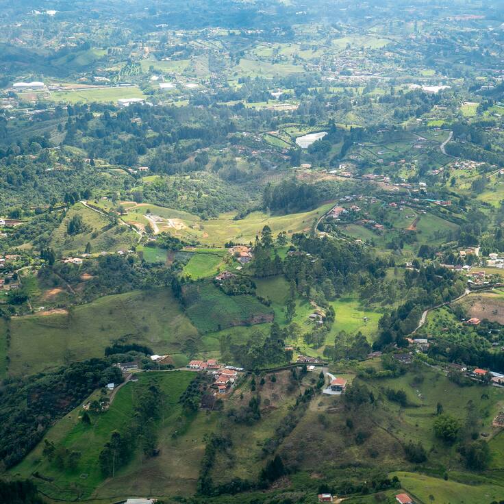 Vista aérea de montañas y viviendas en Colombia (GettyImages)