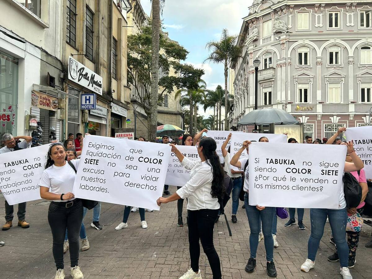 Empleados de Color Siete realizaron plantón y piden que se respeten sus derechos laborales