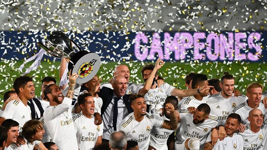 El Real Madrid, que había ganado por última vez LaLiga en 2017, se coloca con seis puntos de ventaja sobre el Barcelona, que este jueves perdió 2-1 en su campo con el Osasuna. Foto: Agencia AFP