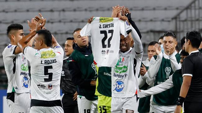 AMDEP6086. MANIZALES (COLOMBIA), 07/05/2025.- Luis Ángel Palacios (c) de Caldas celebra un gol con la camiseta de Juan Cuesta este miércoles, en un partido de la fase de grupos de la Copa Sudamericana entre Once Caldas y Unión Española en el estadio Palogrande en Manizales (Colombia). EFE/ Mauricio Dueñas Castañeda